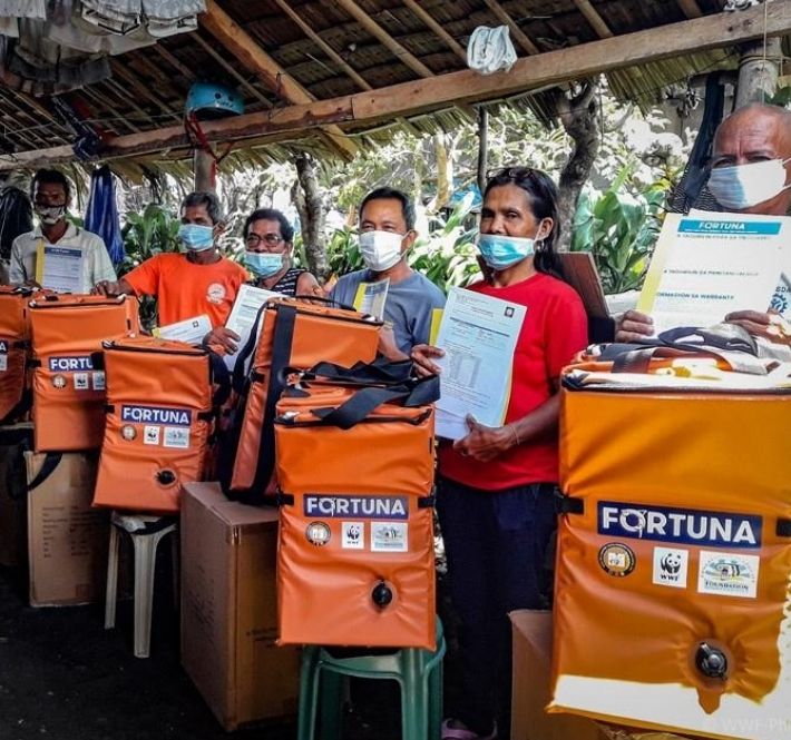 <h1>WWF-Philippines Distributes Fortuna Coolers to Bicol Fishers, Provides Livelihood Support for Pandemic</h1>
<p>The World Wide Fund for Nature (WWF) Philippines began distributing collapsible coolers designed by/p>
<p style="text-align: right;"><a href="https://archive.wwf.org.ph/resource-center/story-archives-2020/coolers-distribution-bicol/" target="_blank" rel="noopener noreferrer">Read More ></a></p>