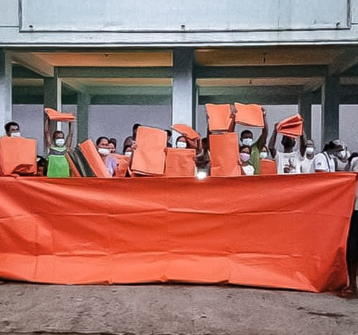 <h1>WWF-Philippines Distributes 412 Tarpaulin Roofs to Fishing Communities in Bicol</h1>
<p>A total of 412 lengths of tarpaulin were distributed as relief aid to families in fishing communities</p>
<p style="text-align: right;"><a href="https://archive.wwf.org.ph/resource-center/story-archives-2020/412-tarpaulin-roofs-to-fishing-communities/" target="_blank" rel="noopener noreferrer">Read More ></a></p>